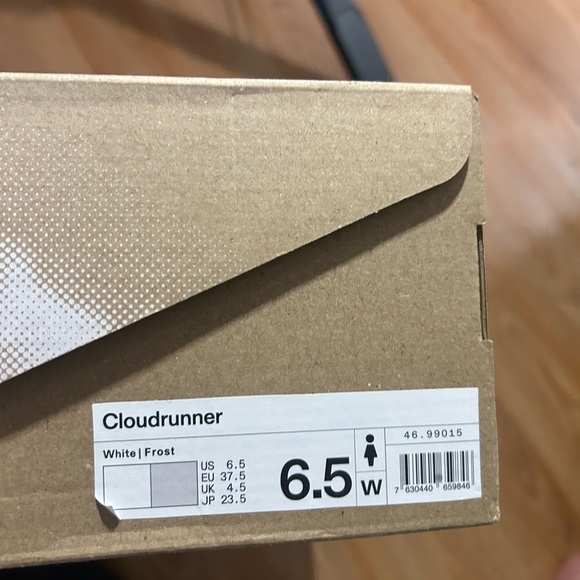 Brand new with box cloud runner - Picture 2 of 3